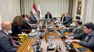 وزير قطاع الأعمال يجتمع بمسؤولي 