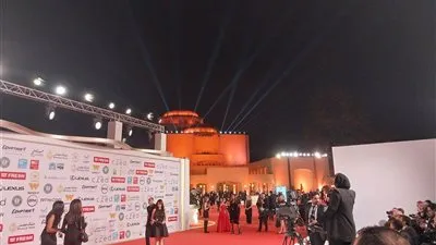 استعداد النجوم للوصول علي السجادة الحمراء لمهرجان القاهرة السينمائي الدولي 2025 