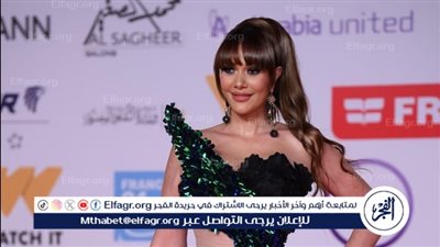 حسناء سيف الدين تخطف الأنظار بإطلالة جرئية في افتتاح مهرجان القاهرة