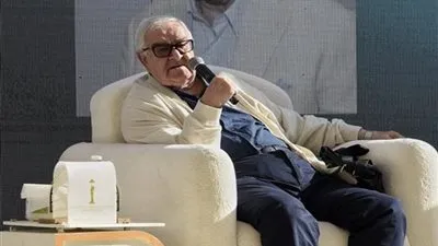 مواقف طريفة وحكايات لا يعرفها أحد.. محمد عبدالعزيز يكشف الأسرار الخفية لكوميديا الزعيم عادل إمام