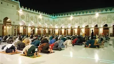 التبكير إلى المساجد قبل صعود الإمام للمنبر ينعش الأجواء الإيمانية