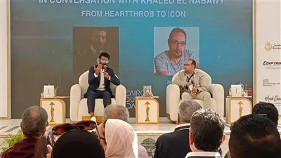 شاهد.. وصول ظهور الفنان خالد النبوي برفقة زوجته بالندوه الحواريه بمهرجان القاهره السينمائي 