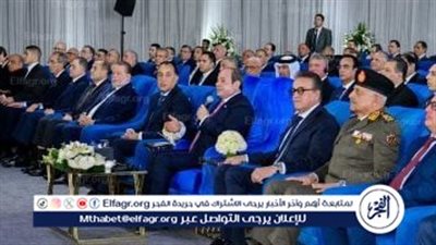 عاجل- وليد جمال الدين يقدم مجسم سفينة فرعونية هدية للرئيس السيسي خلال افتتاح محطات بحرية بشرق بورسعيد