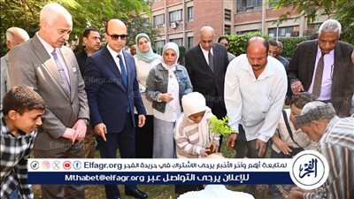 رئيس جامعة أسيوط يفتتح مبادرة بصمة خضراء بغرس شجرة دعمًا للاستدامة البيئية