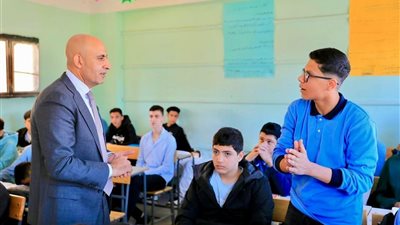  عبد اللطيف يتابع نسب الحضور.. ويجري نقاشا مع الطلاب والطالبات حول المناهج الدراسية المطورة