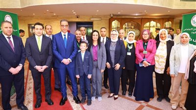 وزيرة التضامن الاجتماعي ومحافظ الفيوم يتفقدان معرض 