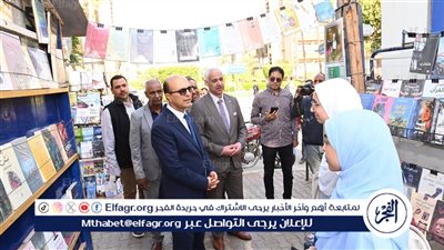 رئيس جامعة أسيوط يلتقي طلاب الجامعة خلال جولته التفقدية بالحرم الجامعي