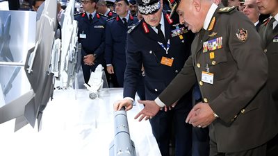 رئيس أركان حرب القوات المسلحة يعود إلى أرض الوطن عقب مشاركته فى فعاليات معرض 