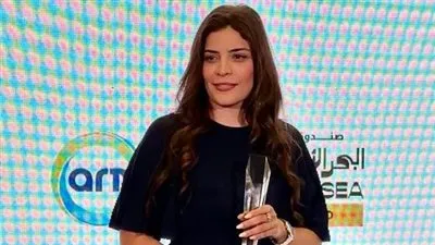 رشا عصفور تقدم جائزة للفيلم الوثائقي عندي أصدقاء آخرون خلال سوق مهرجان القاهرة السينمائي الدولي