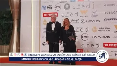 حسين فهمي وزوجته يزينان السجادة الحمراء في ختام مهرجان القاهرة السينمائي الـ46