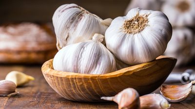 الثوم… الصيدلية الطبيعية التي لا غنى عنها في كل منزل