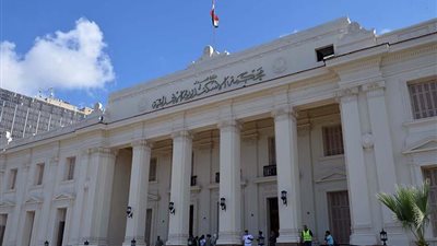 وصول المتهم بقتل صديقه مهندس الإسكندرية إلى المحكمة في أولى جلسات محاكمته