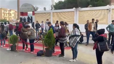 بالصور.. توافد كبير أمام لجان مدرسة صلاح الدين بالتجمع في انتخابات مجلس النواب 2025