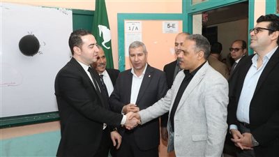 محافظ الشرقية يتفقد لجنة مدرسة الشهيد أحمد وحيد الرسمية للغات بالزقازيق لمتابعة سير إنتظام الإنتخابات