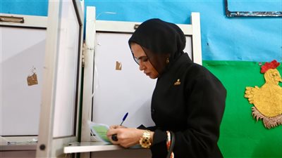 الدكتورة سحر نصر تدلي بصوتها فى انتخابات 
