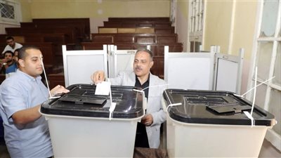 محافظ الشرقية يدلى بصوته في إحدى لجان الزقازيق