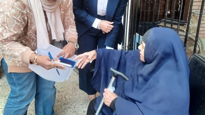 رعاية ودعم لكبار السن.. مستشارة تساعد مسنة داخل لجنة شبين القناطر بالقليوبية