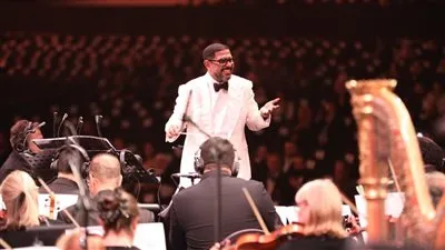 هاني فرحات يتألق بقيادته الأوركسترا الملكي البريطاني في حفل كامل العدد بالاهرامات