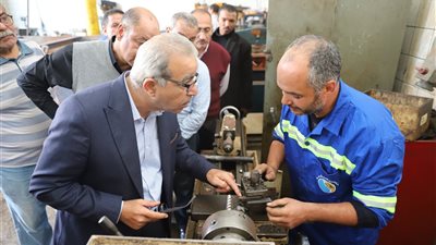 رئيس شركة الصرف الصحي بالإسكندرية يتفقد محطة التنقية الغربية ويتابع أعمال التطوير وورش التريلات