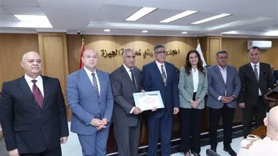 محافظ الجيزة يكرّم المهندس منصور بدوي تقديرًا لمساهماته في تطوير منظومة مياه الشرب والصرف الصحي