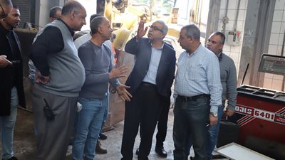 رئيس شركة الصرف الصحي بالإسكندرية يشيد بجهود الإدارة العامة للتصنيع خلال جولة تفقدية