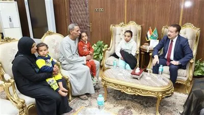 محافظ المنوفية يلتقي أسرة 