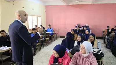  عبد اللطيف يشدد على تحقيق الانضباط الكامل داخل مدارس البدرشين..ويشيد بانتظام العملية التعليمية في الصف