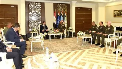 وزير الدفاع والإنتاج الحربى ورئيس أركان حرب القوات المسلحة يلتقيان عددًا من قادة الوفود العسكرية 
