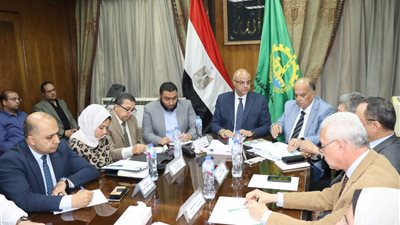 محافظ القليوبية يجتمع مع شركة 