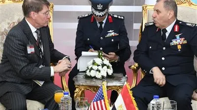 لقاءات ثنائية لقادة الأفرع الرئيسية للقوات المسلحة على هامش فعاليات اليوم الأول للمعرض الدولى الرابع للصناعات الدفاعية 