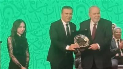 الجامعة الأمريكية تُتوج د. عمرو الليثي أفضل إعلامي لعام 2025