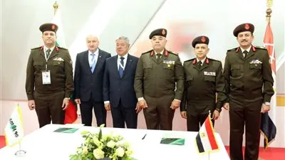 لقاءات ثنائية مكثفة لقادة الأفرع الرئيسية وكبار قادة القوات المسلحة على هامش فعاليات اليوم الثانى للمعرض الدولى الرابع للصناعات الدفاعية والعسكرية 