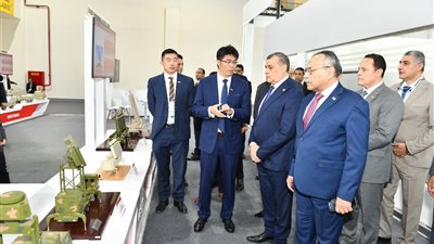 وزير الدولة للإنتاج الحربي يزور أجنحة عدد من الشركات المشاركة بالمعرض الدولى للصناعات الدفاعية 