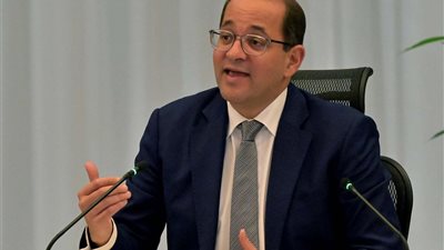 وزير المالية يعلن 