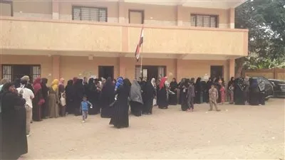 انتظام التصويت في لجان مركز قنا للإدلاء بأصواتهم في انتخابات مجلس النواب