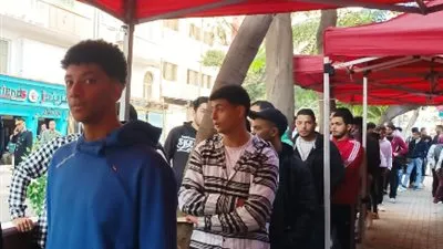 توافد الناخبين من الشباب بلجان الاقتراع في إعادة انتخابات مجلس النواب في الإسكندرية