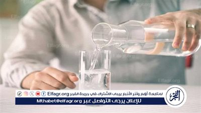 أهمية شرب الماء أثناء الطعام وفوائده الصحية للجهاز الهضمي والجسم بالكامل