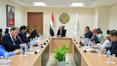 عبداللطيف يستقبل وفد غرفة التجارة الأمريكية لبحث سبل تعزيز التعاون لجذب الاستثمارات في قطاع التعليم قبل الجامعي