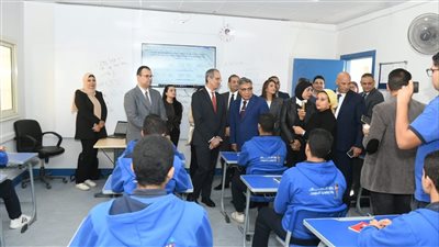 محافظ الدقهلية ووزير الاتصالات يتفقدان مدرسة 