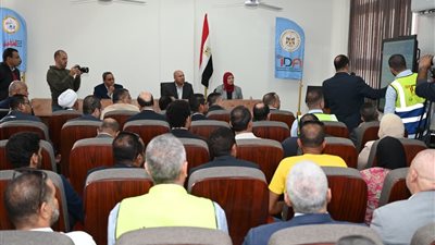 “الوزير” يتفقد منطقتي قفط وهو الصناعية بقنا ويبحث تطوير البنية التحتية والتدريب الصناعي