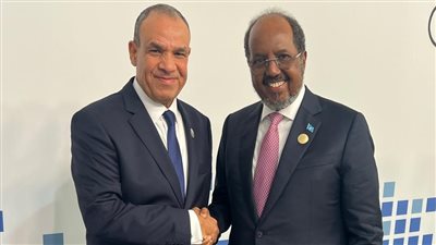 وزير الخارجية والهجرة يلتقي رئيس جمهورية الصومال الفيدرالية على هامش منتدى الدوحة