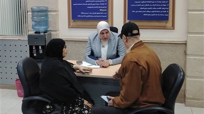 رئيس حي المنتزه أول في الإسكندرية تتفقد العمل داخل المركز التكنولوجي