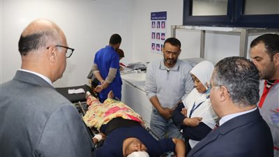 محافظ القليوبية يطمئن على مصابي انهيار الشدة الخشبية بكفر الجزار