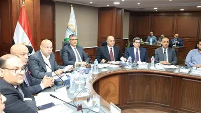 محافظ الجيزة يبحث الفرص الاستثمارية بمركز الواحات البحرية