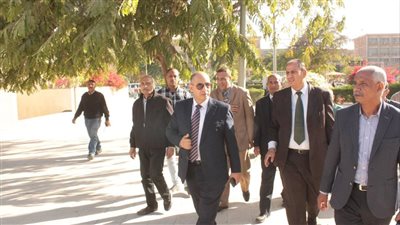 جامعة أسيوط ترفع كفاءة البنية الجمالية للحرم الجامعى