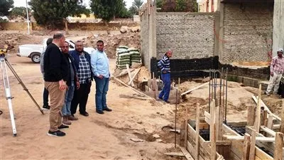 محافظ أسوان: تكثيف العمل لرفع نسب التنفيذ بمشروع الصرف الصحي بقرية غرب سهيل