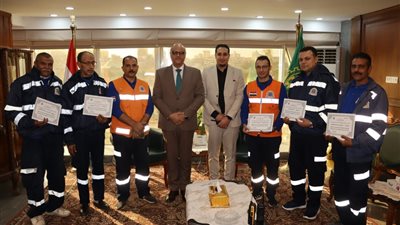 محافظ القليوبية يكرّم أطقم إسعاف أعادوا مشغولات ذهبية بمليون جنيه لأصحابها