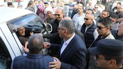محافظ الجيزة يتابع سير العمل بموقف السرفيس الحضاري بالصف.. صور