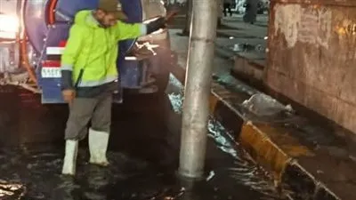 مياه الشرب والصرف الصحي بالجيزة تواصل جهودها في رفع تراكمات مياه الأمطار