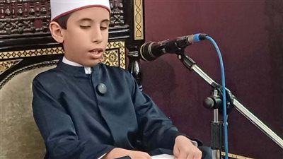 أول ما نطق به لسانه القرآن.. عمر الكفيف ذو البصيرة يبهر مسابقة بورسعيد الدولية بموهبته الخارقة